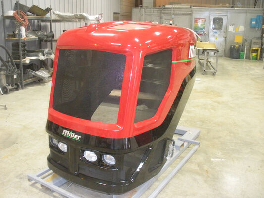 FRP GFK Traktormotorhaube Glasfaser-Landmaschinenkomponenten mit ausgezeichneter Chemikalienbeständigkeit, die Leistung in der Landwirtschaft gewährleisten